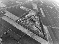 837521 Luchtfoto van de vuilstortplaats van de firma Smink tussen Amersfoort en Hoogland.